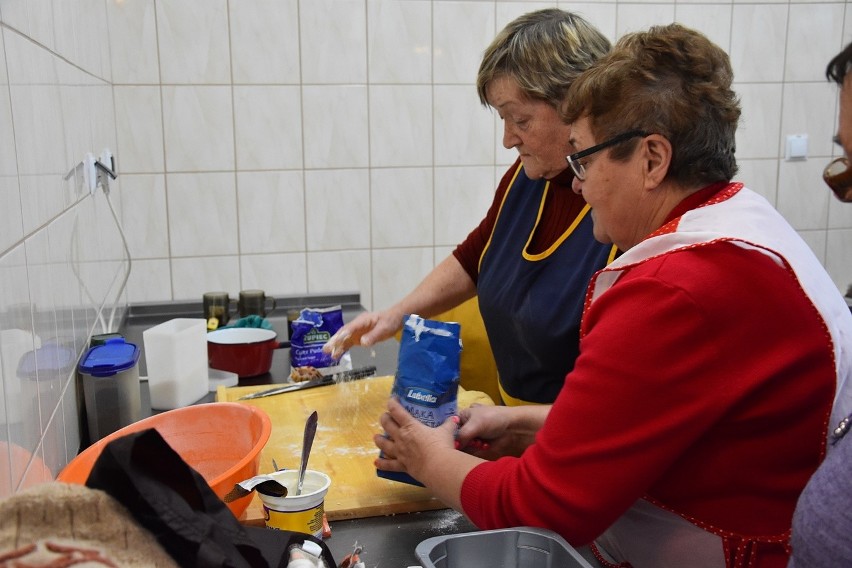 Dominikowice. Pączki pachniały masłem i domową różą, a chrust rozpływał się w ustach - kulinarne, karnawałowe spotkanie najlepszych gospodyń