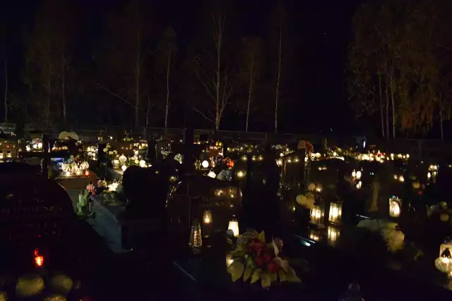 Białobrzeski cmentarz rozświetlony zniczami zapalonymi w ostatnich dniach przez mieszkańców.