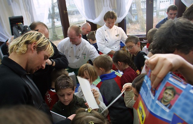 Mali kibice oblegali piłkarzy Pogoni. Maciej Stolarczyk (z lewej) rozdał kilkadziesiąt autografów.