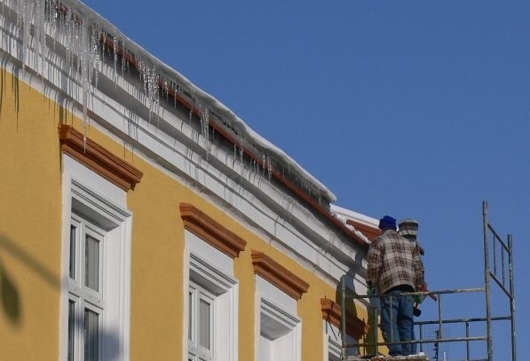 Na zdjęciu usuwanie lodowych sopli z dachu jednego z budynków na placu Bartosza Głowackiego w samym centrum Tarnobrzega.