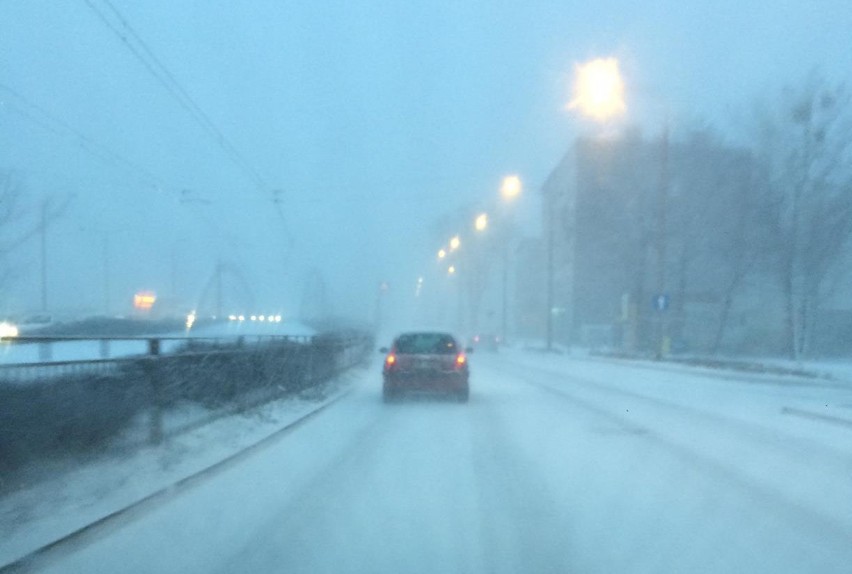 Atak zimy we Wrocławiu. Miasto stanęło w korku (ZDJĘCIA)