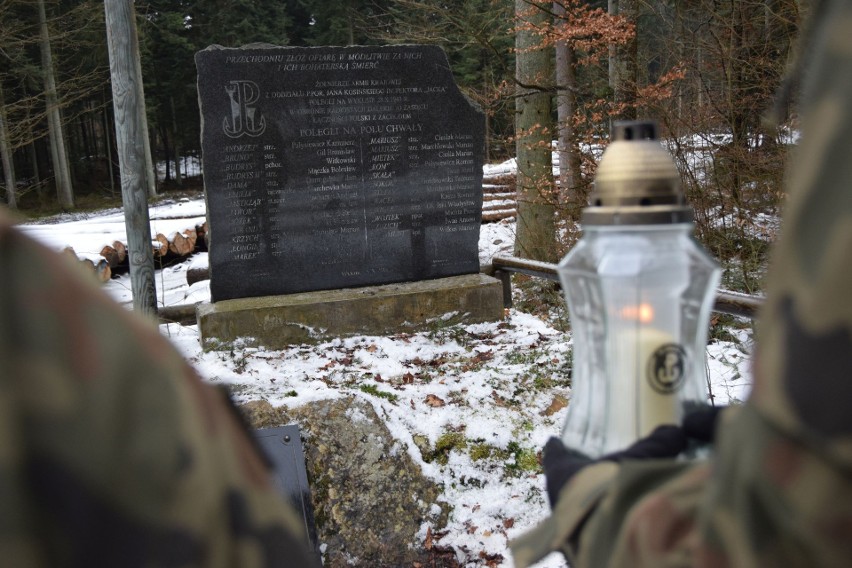 Świętokrzyscy terytorialsi odwiedzili groby żołnierzy Armii Krajowej. Zobacz zdjęcia