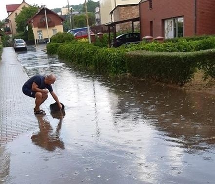 Burzowe chmury szalejące nad regionem nadeszły też nad Starachowice. Przed godziną 13 mieszkańców postraszył grad, zalanych zostało kilka osiedlowych uliczek. Ale były też dzielnice, w których spadło zaledwie kilka kropli deszczu. Zobaczcie na kolejnych slajdach>>>