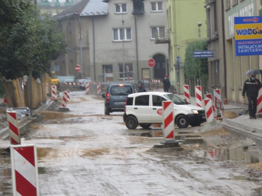 Ulica Sienkiewicza w centrum Wadowic. W jednej z kamienic...