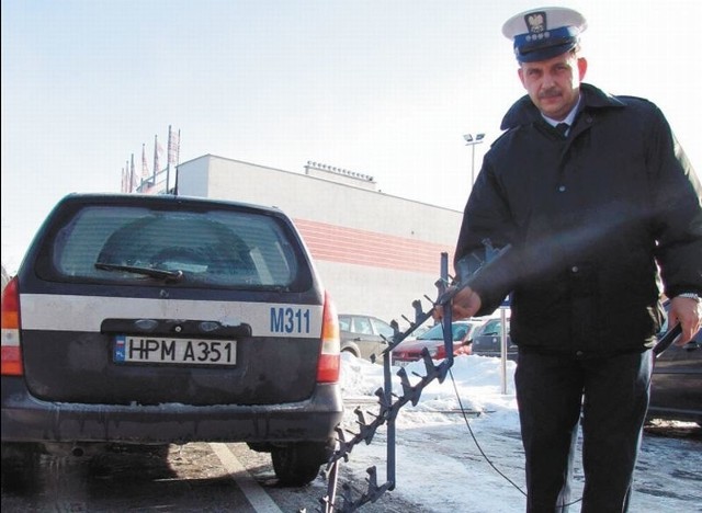 Nowa kolczatka drogowa jest bardzo lekka. Andrzej Wienckiewicz, zastępca naczelnika suwalskiej "drogówki&#8221; rozciągnął ją jedną ręką. &#8211; Na pewno nie raz nam się przyda &#8211; zapewnia funkcjonariusz. &#8211; WORD zakupił ją na nasz wniosek.