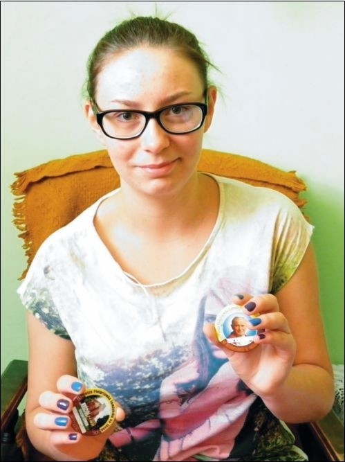 &#8211; Pielgrzymka to niesamowite przeżycie &#8211; mówi Karolina Bogusławska i prezentuje pielgrzymkowe znaczki z ubiegłych lat. Sama w wędrówce weźmie udział już po raz trzeci.