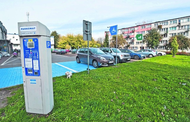 Nazywanie tego prywatnego parkingu przy sklepie Intermarche „strefą płatnego parkowania” i pod takim szyldem pobieranie opłat jest co najmniej wątpliwe pod względem prawnym 