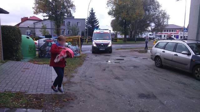 Kobieta znalazła noworodka w śmietniku na tyłach kamienicy przy ulicy Armii Krajowej w Szczecinku.Jak powiedziała nam kobieta, która znalazła dziecko, dziecko jeszcze kwiliło. Natychmiast zadzwoniła po pogotowie, które zjawiło się błyskawicznie i zabrało noworodka do szpitala.AktualizacjaJak się dowiedzieliśmy, trwa reanimacja noworodka. Nie wiadomo, czy dziecko uda się uratować. Na parapecie pobliskiego mieszkania znaleziono ślady krwi. Policja bada sprawę.Aktualizacja: g. 12:30– Noworodek znajdował się w bardzo stanie ciężkim, natychmiast zajęli się nim lekarze neonatolodzy, ale z uwagi na jego stan została podjęta decyzja o przetransportowaniu go do szpitala wojewódzkiego w Koszalinie na oddział specjalistyczny – mówi doktor Marek Ogrodziński, dyrektor do spraw medycznych szpitala w Szczecinku. – Matka natomiast znajduje się pod opieką lekarzy na naszym oddziale ginekologiczno-położniczym. Więcej nie mogę powiedzieć z uwagi na dobro prowadzonego przez policję postępowania.Aktualizacja godzina 15.30 Cezary Sołowij, rzecznik koszalińskiego szpitala, powiedział nam, że chłopczyk przebywa na oddziale intensywnej terapii i anestezjologii, w stanie krytycznym. - Odniósł szereg obrażeń wewnętrznych w obrębie klatki piersiowej i jamy brzusznej - mówi. - Wystąpiły liczne krwawienia wewnętrze i bez słowa przesady można powiedzieć, że lekarze toczą heroiczną walkę, aby uratować mu życie. Aktualizacja godzina 18.30 Znamy już wstępne ustalenia śledczych. – Wiemy, że do porodu doszło w domu, a 24-letnia kobieta zaraz potem najpewniej wyrzuciła noworodka przez okno – mówi rzecznik koszalińskiej Prokuratury Okręgowej Ryszard Gąsiorowski. – To by oznaczało, że dziecko doznało obrażeń podczas upadku, a nie podczas akcji porodowej. Stan matki nie pozwala obecnie na jej przesłuchanie, przebywa w szpitalu, gdzie pilnuje ją funkcjonariusz policji.Prokurator dodaje, że podczas przeszukania mieszkania znaleziono niewielką ilość środków odurzających. W związku z tym został zatrzymany 29-letni partner kobiety.O sprawie będziemy informować nie bieżąco.