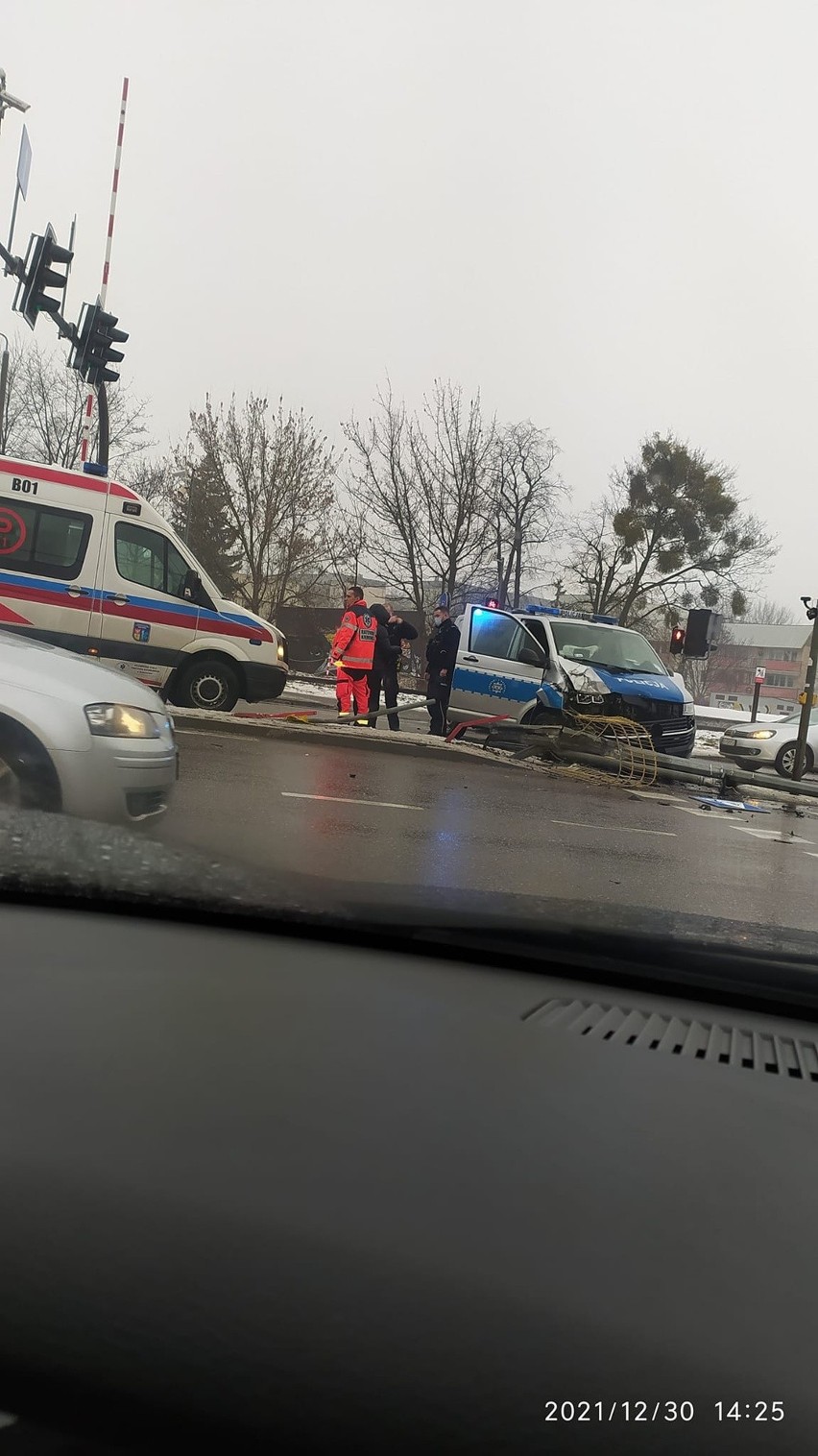 Białystok. Wypadek policyjnego radiowozu na skrzyżowaniu Poleskiej i Bohaterów Getta [ZDJĘCIA]