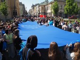 Marsz z flagą z placu Wolności do pasażu Schillera. Łódzcy uczniowie i przedszkolaki świętowali 20. rocznicę wstąpienia do Unii Europejskiej