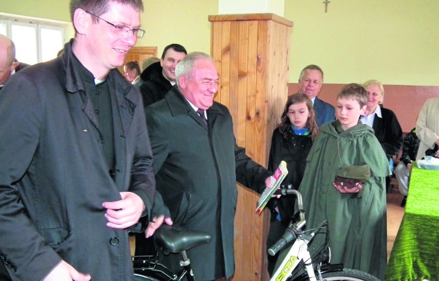 Po każdej niedzielnej mszy św. odbywały się losowania w loterii. Jeden z rowerów wygrał Marian Kuś, wójt gminy Przyłęk, który chwilę wcześniej wygrał  inną nagrodę.    