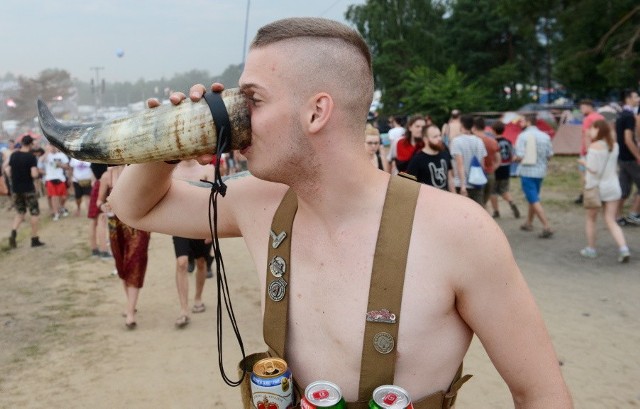 Bez nich Woodstock byłby... inny. Wyróżniają się z tłumu, budzą rozbawienie, aplauz, wielu chce zrobić z nimi zdjęcia. A oni chętnie pozują, dumni, że zostali zauważeni. Tych pomysłowych woodstockowiczów, czasami trochę "kosmicznych", udało nam się upolować, oczywiście aparatem. Zobaczcie. Ciekawe, czy spodoba Wam się np. sukieneczka ozdobione kapslami? Zobacz też: Woodstock 2017: Dziewczyny z polaWszystkie informacje o Przystanku Woodstock 2017 w Kostrzynie nad Odrą:  Przystanek Woodstock 2017: koncerty, zdjęcia, filmy, informacje