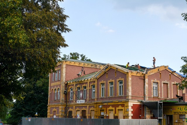 Trwa remont dachu na budynku olkuskiego dworca PKP. Są także zapowiedzi kolei, że wkrótce ogłoszony zostanie przetarg na remont dachu oraz koncepcję przebudowy kładki nad torami. Na razie jednak konkretów brak.