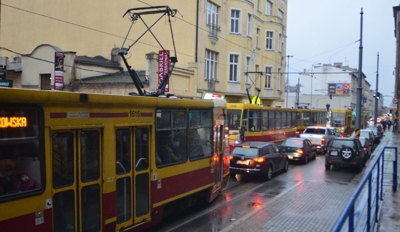 Składy nie mogą przejechać przez tkwiące w korkach auta.