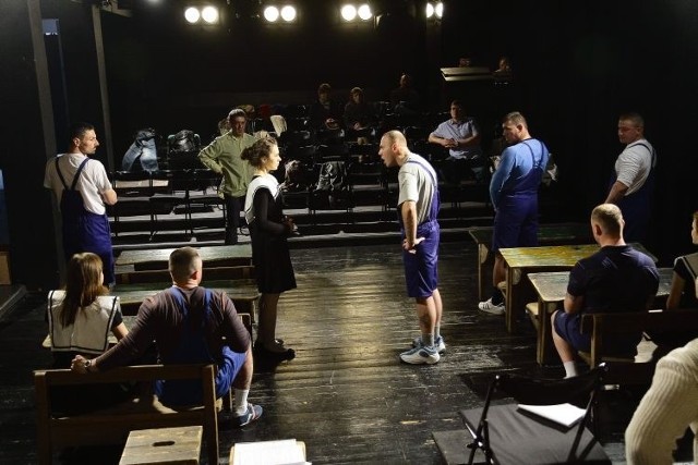 W czwartek więźniowie na scenie kameralnej Teatru Dramatycznego zaprezentują sztukę &#8222;Nasza klasa&#8221;