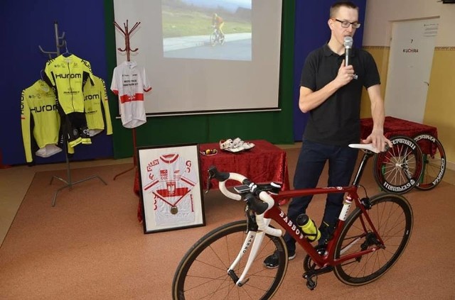 Rafał Oleś opowiadał o swoich kolarskich sukcesach oraz prezentował sprzęt podczas spotkania w szkole w Bieszkowie.