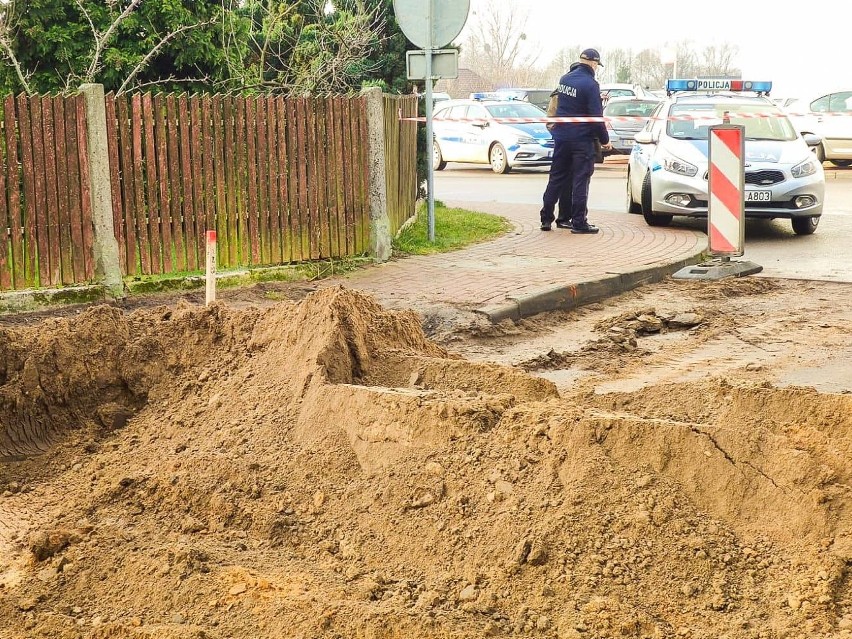 Piątnica: Niewybuch w pobliżu mleczarni. Mieszkańcy ewakuowani. Na miejsce przyjechali saperzy z Orzysza [ZDJĘCIA, WIDEO]