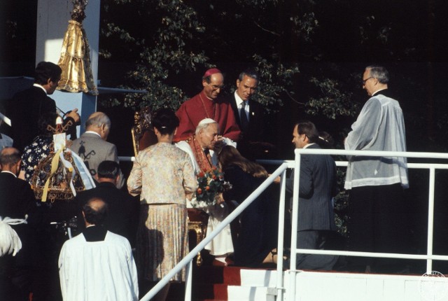 Jan Paweł II przyjmuje dary od wiernych siedząc na tronie papieskim. 21.06.1983 r. IPNBU-7-14-13-285