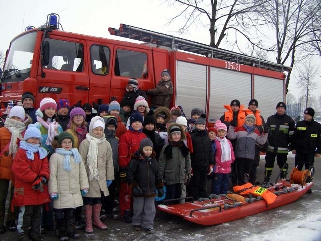 Na koniec spotkania dzieci zrobiły sobie pamiątkowe zdjęcie ze strażakami