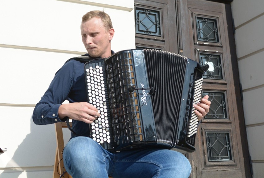 Radomianie dla Niepodległej. Otwarto wystawę na Placu Corazziego przed Urzędem Miejskim