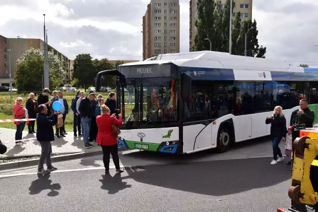 Po Szczecinie, Policach  i sąsiednich gminach Dobra oraz Kołbaskowo kursuje  60 dziennych linii autobusowych, dwie linie pospieszne, dwie „na żądanie”.