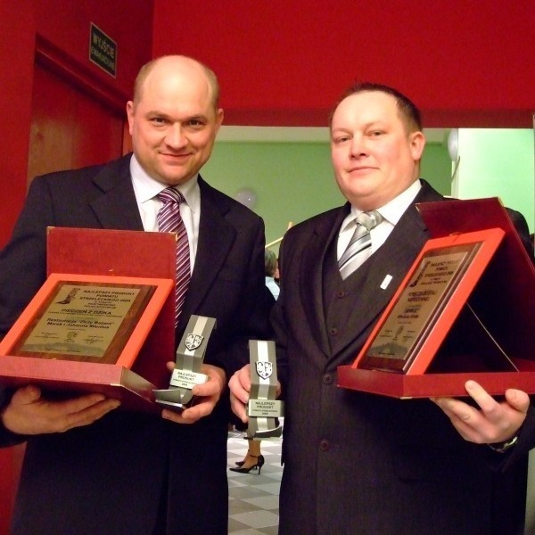 Marek Mientus i Arkadiusz Kinder (od lewej) - szefowie nagrodzony firm odebrali nagrody od starosty.