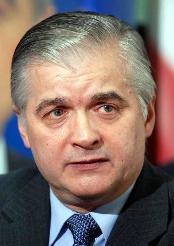 Sondaże dają Włodzimierzowi Cimoszewiczowi, senatorowi z woj. podlaskiego, wysoką pozycję w wyścigu prezydenckim.