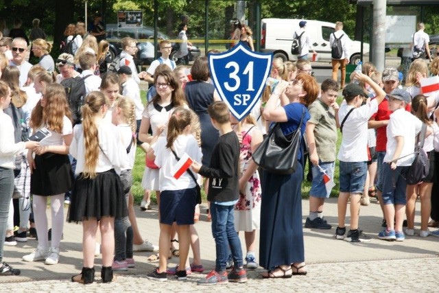 Dziś (12 maja) przypada 83. rocznica śmierci Marszałka Józefa Piłsudskiego. Z tej okazji 11 maja, pod jego pomnikiem na Placu Rapackiego w Toruniu odbyły się uroczystości upamiętniające Marszałka Piłsudskiego. Uczestniczyły w nich m.in. władze miasta oraz dyrekcja, nauczyciele i uczniowie Szkoły Podstawowej nr 31 w Toruniu. Na płycie pomnika złożono kwiaty i zapalono znicze. - Najmłodsi ozdobili otoczenie monumentu czerwonymi papierowymi sercami. Deklamowano wiersze, zaintonowano pieśni. Przypomniano historię życia, służbę dla Polski i rolę , jaką odegrał Józef Piłsudski w odzyskiwaniu po latach zaborów niepodległości oraz odbudowie zniewolonej i zniszczonej przez zaborców Ojczyzny. Podkreślono jego zasługi w procesie wykuwania polskich granic, wskazując na śmiałą koncepcję działania, patriotyzm i heroizm architekta Odrodzonej Polski – informuje Małgorzata Jaskólska, rzecznik prasowy SP nr 31 w Toruniu