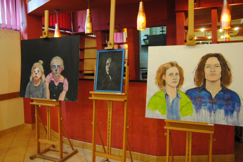 Wystawy prac 22 artystów Klubu Plastyka Dek-art w Domu Kultury we Włoszczowie. Zobacz, kto był na wernisażu (ZDJĘCIA)