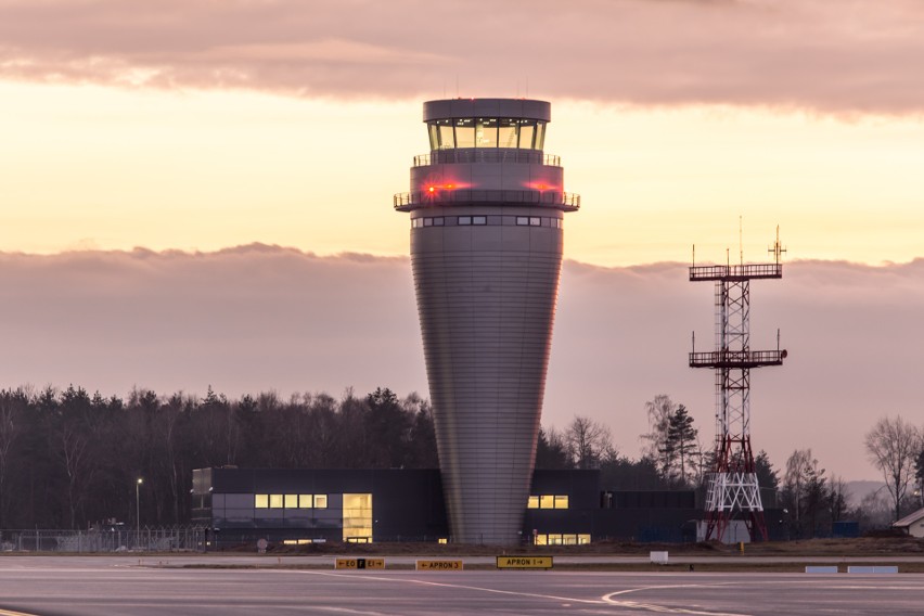 Wieża na lotnisku w Pyrzowicach ma urodziny. Otwarto ją 20 października, ma rok. To najwyższa wieża kontroli lotów na lotniskach w Polsce