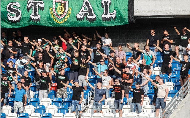 Stal Stalowa Wola - Warta Poznań 1:0 (0:0)Bramki: 1:0 Patrzykąt  70-samobójcza.Stal: Brylewski - Janiszewski (59 Korczyński), Jarosz, Zalepa, Sobotka - Stąporski, Stelmach (73 Wasiluk), Hirskyi (46 Dziubiński), Bukowiec, Trubeha - Gębalski. Trener Janusz Białek. Warta: Lis - Patrzykąt, Kieliba, Dejewski, Jasiński - Biegański (61 Sanocki), Grobelny (30 Szynka), Laskowski, Cierpka, Fiedosewicz - Antkowiak (67 Przybyła). Trener Petr Nemec. Sędziował R. Rokosz (Katowice). Widzów (w Rzeszowie): 350. W przypadku wygranej Warta wracała na fotel lidera. Goście mieli swój plan na mecz; ze stałych fragmentów, nawet z autów, wrzucali piłkę pod bramkę 19-letniego Mikołaja Brylewskiego, który miał spore kłopoty, ale z pomocą obrońców zachował czyste konto. Kumulacja emocji miała miejsce w doliczonym czasie, gdy poznaniacy wykonywali dwa wolne. Po pierwszym „Stalówka” miała kontrę trzech napastników na jednego obrońcę, ale zrobił się z tego spalony. Po drugim strzelał na bramkę golkiper Adrian Lis, dobijał Adrian Szyszka i goście domagali się gola, sugerując, że piłka minęła linię bramkową. Arbiter był jednak nieugięty.Goście przeważali w pierwszym kwadransie; w 10. minucie stuprocentową okazję miał Hubert Antkowiak, ale końcami palców na róg odbił piłkę Brylewski. Gospodarze odpowiedzieli w 19. minucie po rogu Bartosza Sobotki; główkował najpierw Sebastian Zalepa (wybił obrońca), a potem Grzegorz Janiszewski (tuż nad bramką). Po przerwie goście ruszyli od samego początku wykorzystując słabszą postawę Janiszewskiego na prawej stronie. Już w 46. minucie Brylewski miał problemy z obroną uderzenia zza pola karnego Adriana Szynki. Chwilę później po akcji Szynki z 12 m fatalnie spudłował Krzysztof Biegański. Zmiany i przegrupowanie sił po kwadransie przeniosły ciężar gry na środek pola a bramkowe akcje można było policzyć na palcach jednej ręki. W 70. minucie gospodarze przeprowadzili ładną akcję, na prawym skrzydle ładnie urwał się Adrian Dziubiński a jego  dośrodkowanie „przeciął” Wiktor Patrzykąt ubiegając Mateusza Stąporskiego. 1:0 po samobóju! Chwilę później po dośrodkowaniu Adriana Gębalskiego doskonałą okazję na drugą bramkę miał „Dziubek”, ale główce z 11 m zabrakło i precyzji i przede wszystkim siły.  Goście ostro naciskali i nadziali się na kontrę. W 83. minucie Gębalski pędził sam na bramkę Warty od połowy boiska i już w polu karnym zgłupiał, praktycznie podając piłkę Adrianowi Lisowi. Omal nie zemściło się to dwie minuty później, gdy Krystian Sanocki z bliska strzelał Krystian Sanocki, ale górą znów był Brylewski. - Najważniejsze są trzy punkty na „swoim” terenie. Może chłopcy wreszcie uwierzą bo dotąd zdobywali więcej punktów na wyjazdach, niż w Stalowej Woli - mówił trener Janusz Białek, który jeszcze przy ławce, potrząsał swoją drużyną: „Panowie, co jest, wygraliśmy!”.Petr Nemec: - Przez cały mecz atakowaliśmy, ale za posiadanie piłki punktów nie ma.