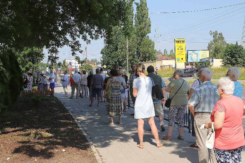 Mieszkańcy województwa łódzkiego tłumnie odwiedzali lokale wyborcze. W niektórych komisjach zaczęło brakować kart [ZDJĘCIA]