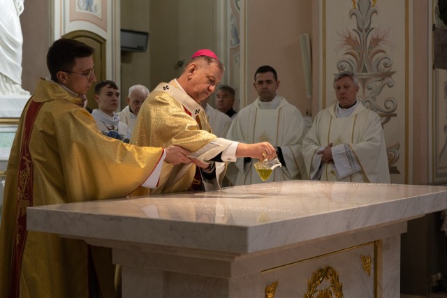 Liturgii w kościele pw. św. Antoniego Padewskiego w Sokółce, podczas której odbyło się poświęcenie wyremontowanej przestrzeni przeznaczonej dla duchowieństwa, przewodniczył arcybiskup metropolita białostocki Józef Guzdek