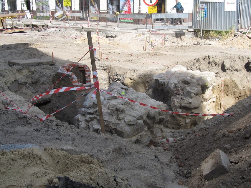 Archeolodzy odkryli średniowieczny mur na ul. Krupniczej (ZDJĘCIA)