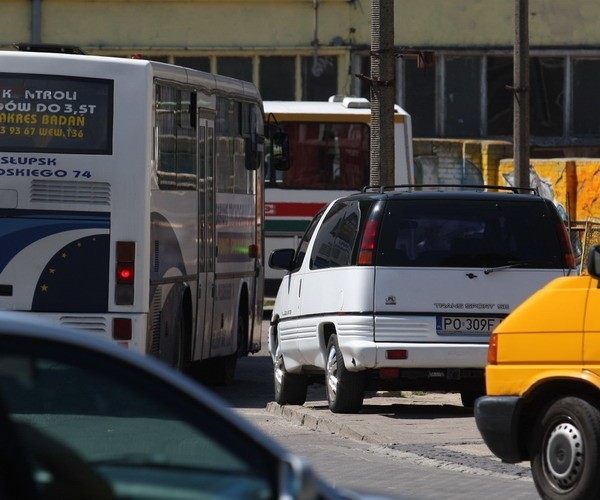 Dworzec autobusowy w Ustce zastawiony samochodami osobowymi.