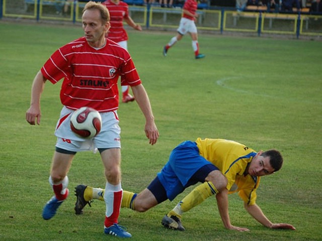 Pogon (zólto niebieskie stroje) po golu Wiktora Kossaka w ostatnich sekundach meczu pokonala Cosmos 2-1.