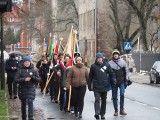 Obchody rocznicy wybuchu powstania styczniowego w Łodzi. Złożono kwiaty i zapalono znicze pod tablicą pamiątkową i krzyżem