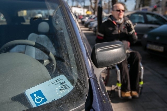 Żeby zapłacić za parking, trzeba wysiąść z samochodu, co w...