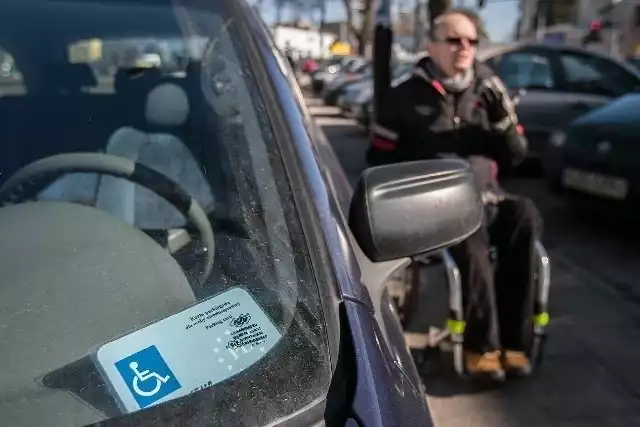 Żeby zapłacić za parking, trzeba wysiąść z samochodu, co w przypadku osoby niepełnosprawnej jest problemem.