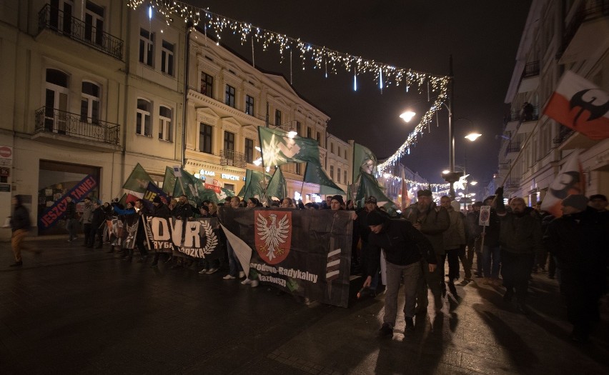 Narodowcy z pochodniami przeszli ulicą Piotrkowską [ZDJĘCIA, FILM]