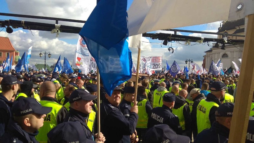 Protest służb mundurowych w Warszawie. 20 tys. funkcjonariuszy ruszyło na stolicę 