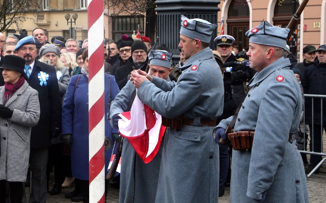 Z okazji setnej rocznicy powrotu Grudziądza w granice Polski, na Rynku wystawiono inscenizację wydarzeń sprzed 100 lat. Najpierw Prusacy ściągnęli swoją flagę, a następnie mieszkańcy powitali wojska gen. Józefa Hallera. Hallerczycy na maszt wciągnęli Biało-Czerwoną.   