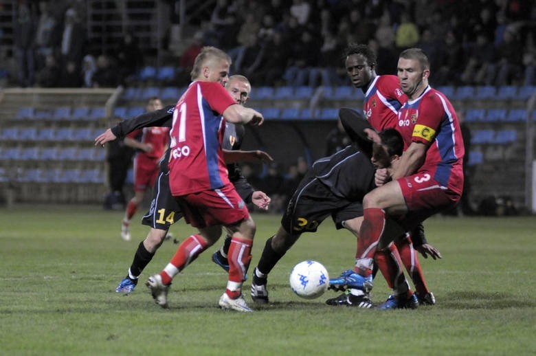 Pamiętacie mecze Korony Kielce z Odrą Opole? Ostatni był 11 lat temu. Żółto-czerwoni wygrali 2:0 po golach Gawęckiego i Cichosa [ZDJĘCIA]