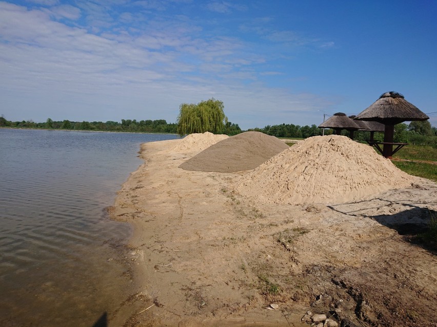 Trwa porządkowanie kąpieliska w Radzanowie. Ruszy 1 lipca ZDJĘCIA