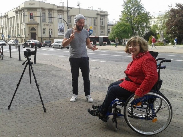 Barbara Jurkowska mówi nam o barierach, z którymi spotykają się niepełnosprawni, to m.in. wysokie krawężniki i złe podjazdy