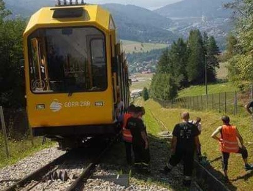 Z powodu awarii wagonik kolejki, który w czwartek rano przewoził grupę niepełnosprawnych osób zatrzymał się w połowie trasy na górę Żar w Międzybrodziu Bialskim.