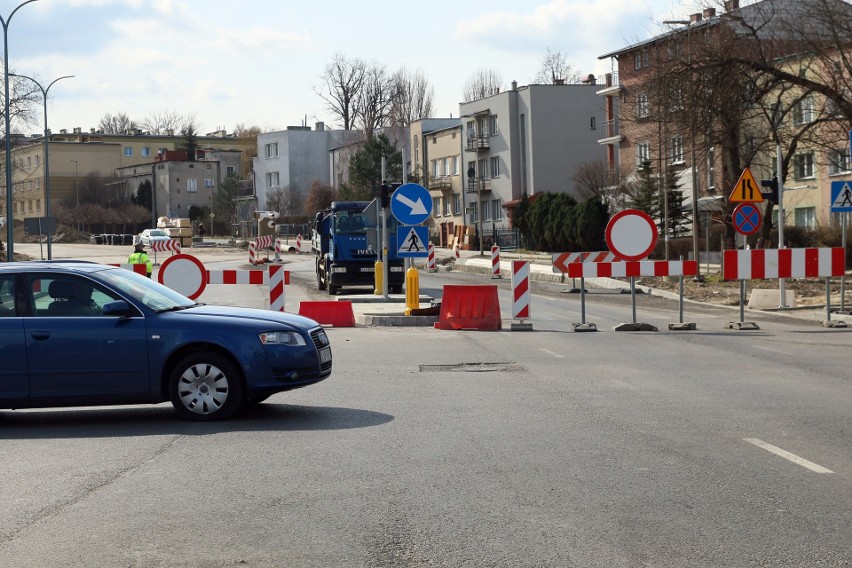 Objazdy, zwężone lub zamknięte jezdnie, wyłączona sygnalizacja – olbrzymie zmiany w ruchu na Al. Racławickich