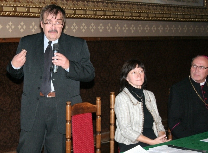 Dr Janusz  Pietrzak, dr Aldona  Andrzejewska i ks.biskup...