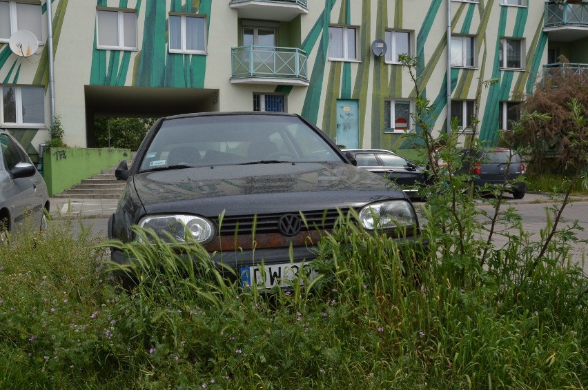 Ten wrak nie zniknie. Właściciel namierzony, mówi, że jeździ nim do pracy