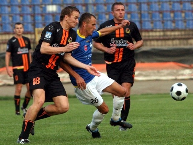 Tomasz Ciesielski (z lewej) walczy o piłkę z Wojciechem Białkiem, który zdobył dwie bramki dla Motoru.